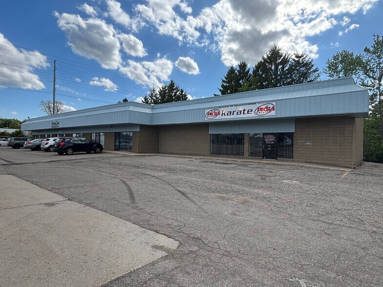 5400 S Pennsylvania Ave, Lansing, MI à louer - Photo de l’immeuble – Image 1 sur 2