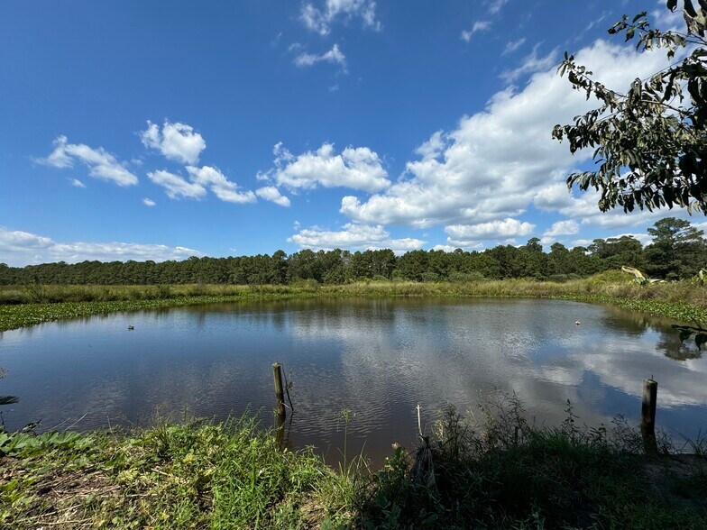 FM 563, Anahuac, TX à vendre - Photo de l’immeuble – Image 3 sur 12