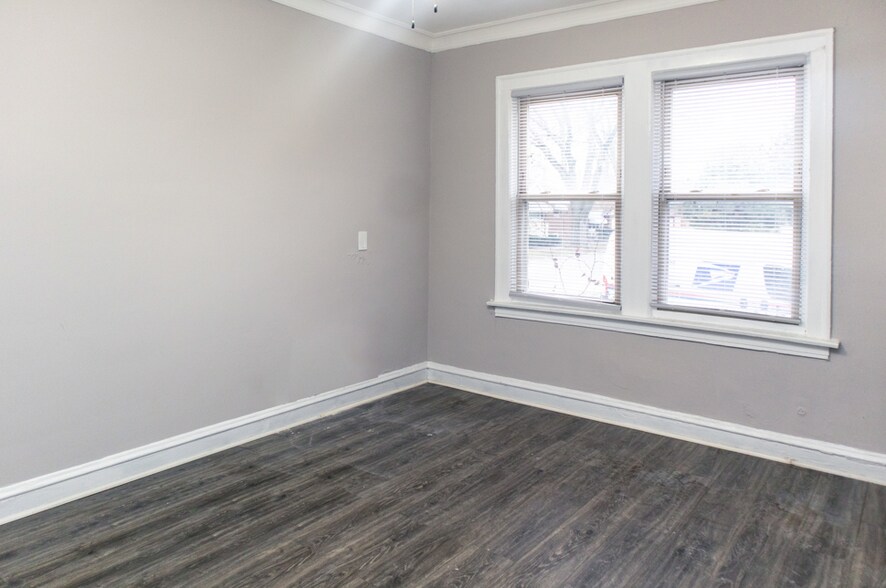 8557 S Bennett Ave, Chicago, IL à vendre - Photo de l’immeuble – Image 3 sur 5