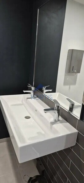 Bureau dans Vénissieux à vendre - Photo de l’immeuble – Image 2 sur 9