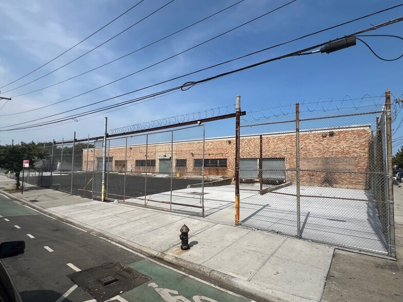 625 Wortman Ave, Brooklyn, NY à vendre - Photo de l’immeuble – Image 3 sur 15