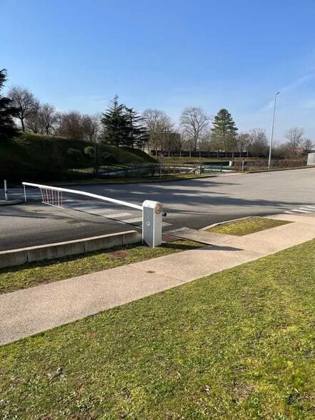 555 Rue De La Craz, Dagneux à louer - Photo de l’immeuble – Image 3 sur 13