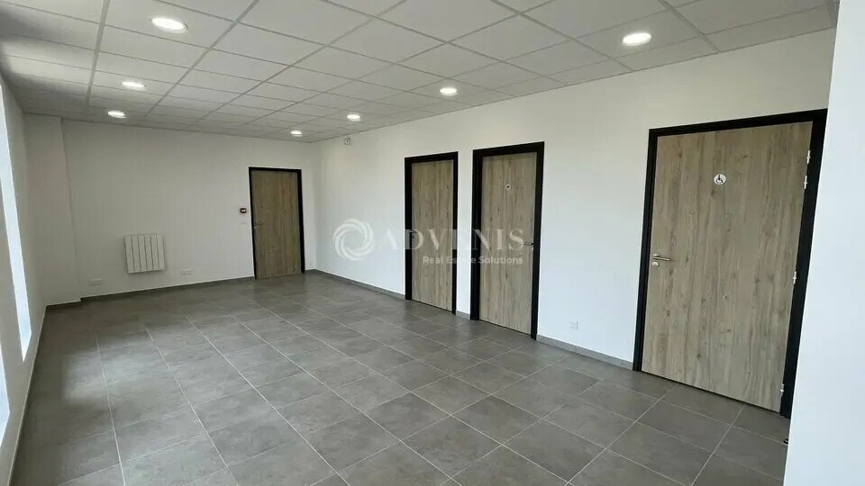 Local d’activités dans Collégien à louer - Photo de l’immeuble – Image 3 sur 12