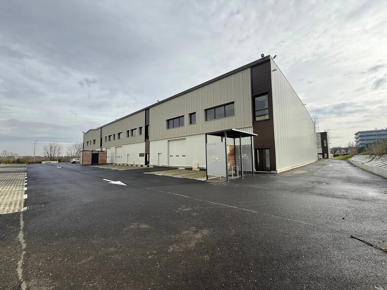 23 Rue Des Beaux Soleils, Osny à louer - Photo de l’immeuble – Image 1 sur 9