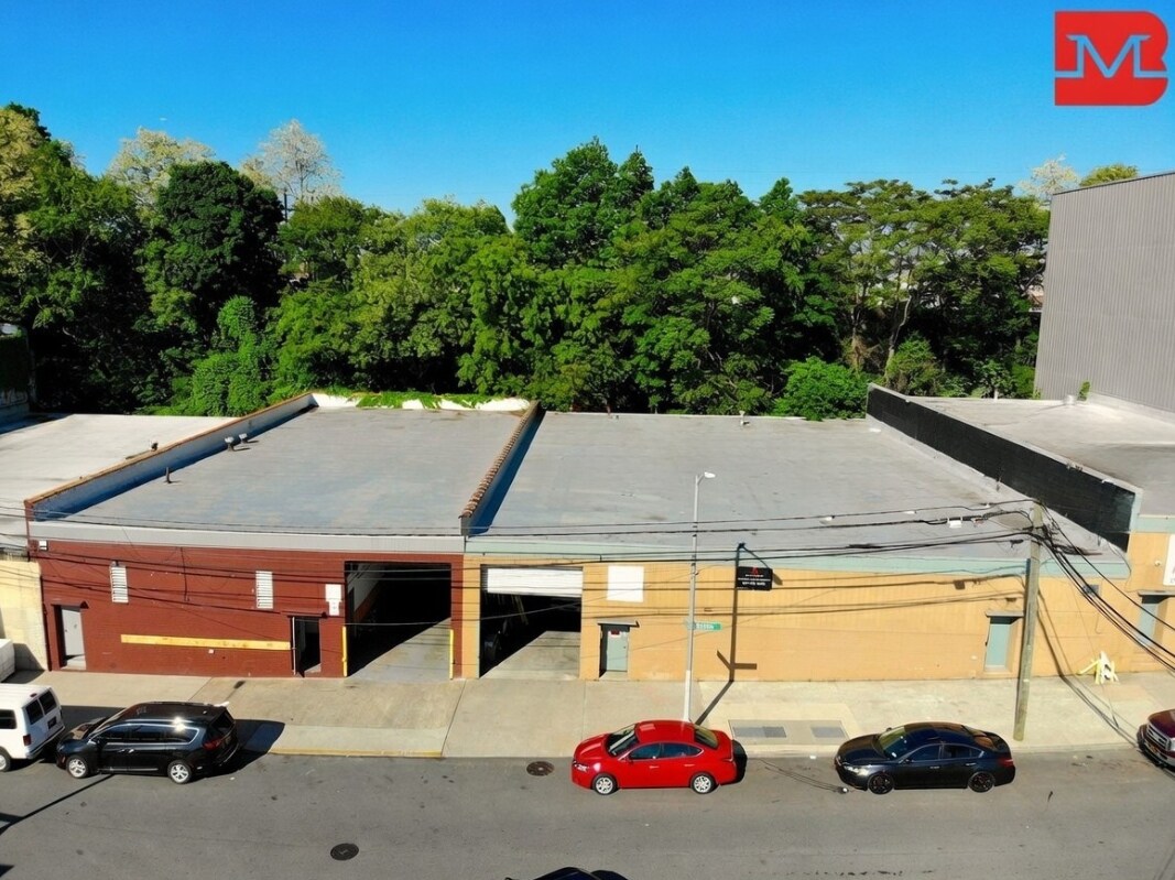 2566 Borough Pl, Woodside, NY à louer Photo principale– Image 1 sur 10