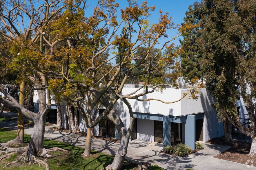 12611 Hiddencreek Way, Cerritos, CA à louer - Photo de l’immeuble – Image 3 sur 5