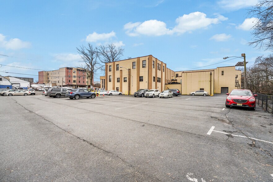 46 Farrand St, Bloomfield, NJ à vendre - Photo de l’immeuble – Image 2 sur 38
