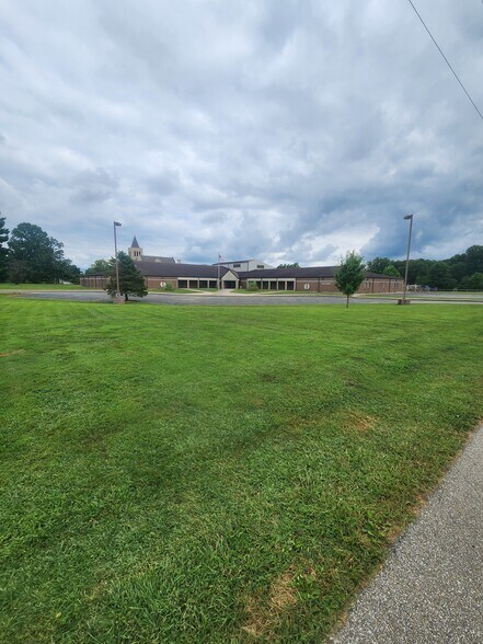 14733 Main St, Moores Hill, IN à vendre - Photo de l’immeuble – Image 2 sur 38