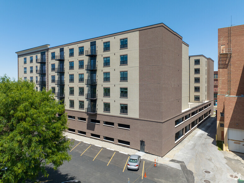 140 E Monument Ave, Dayton, OH à louer - Photo de l’immeuble – Image 2 sur 87