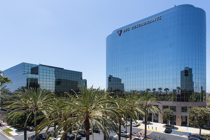 7777 Center Ave, Huntington Beach, CA à louer - Photo de l’immeuble – Image 2 sur 18