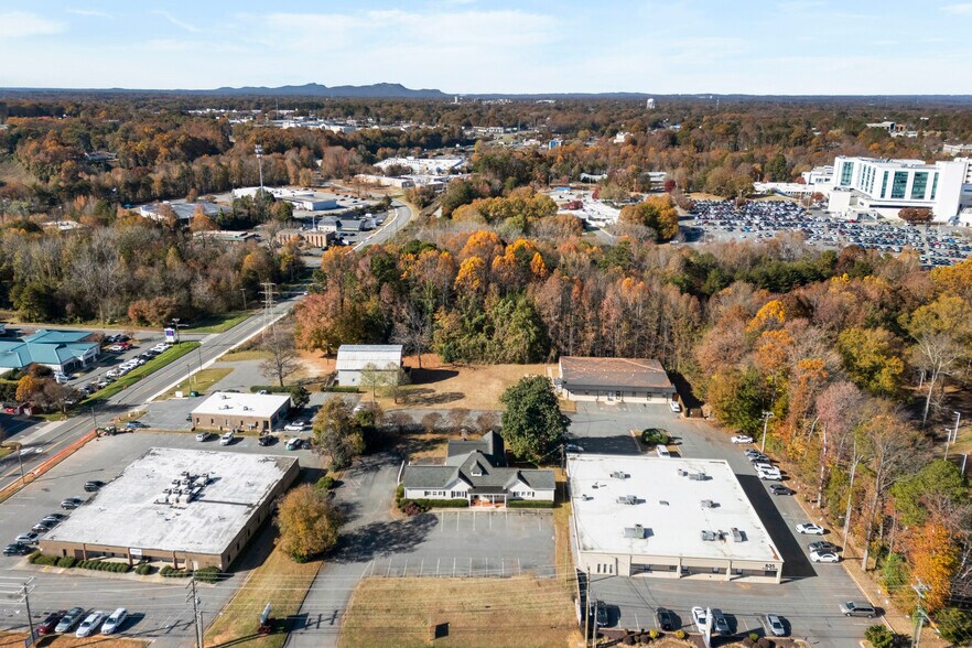 616 Cox Rd, Gastonia, NC à louer - Photo de l’immeuble – Image 3 sur 26