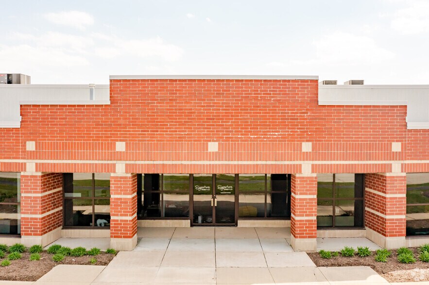 699-701 Regency Dr, Glendale Heights, IL à louer - Photo de l’immeuble – Image 2 sur 4