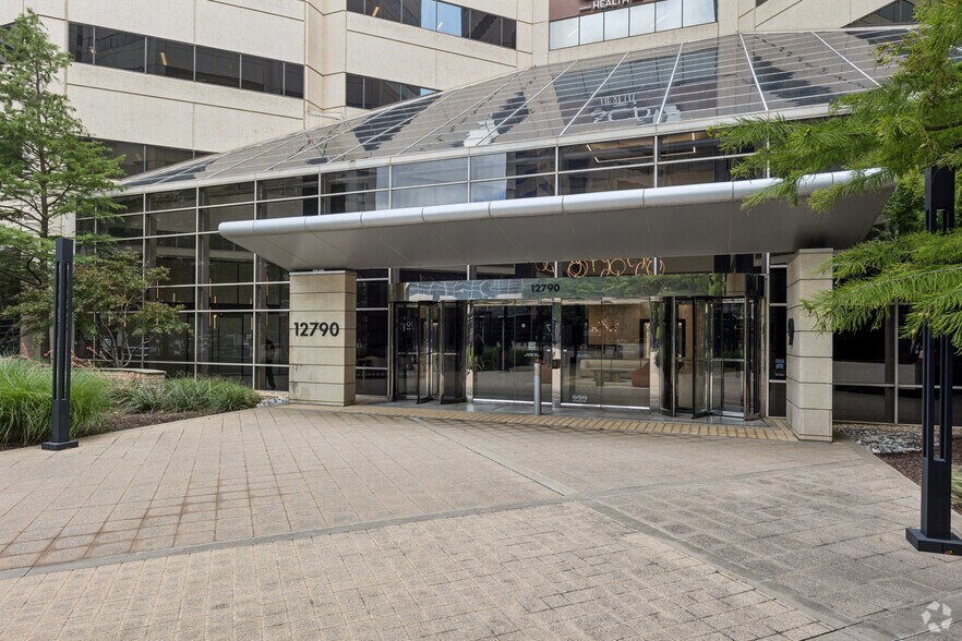 12750 Merit Dr, Dallas, TX à louer - Photo de l’immeuble – Image 3 sur 14