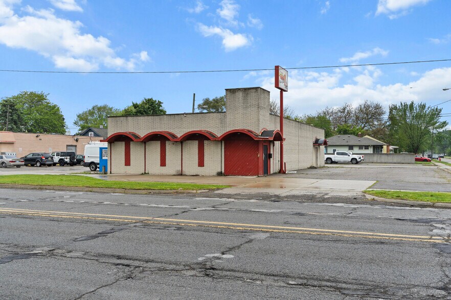 15163 E 10 Mile Rd, Eastpointe, MI à vendre - Photo de l’immeuble – Image 2 sur 28