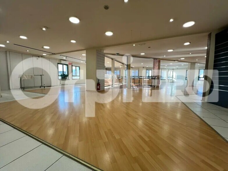 Local commercial dans Sainte-Geneviève-des-Bois à vendre - Photo intérieure – Image 3 sur 12