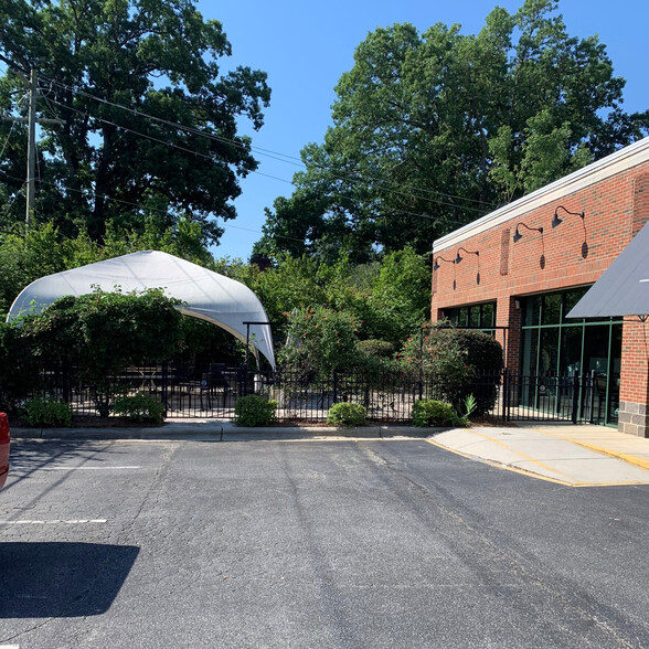 2415-2417 Lawndale Dr, Greensboro, NC à louer - Photo de l’immeuble – Image 1 sur 7