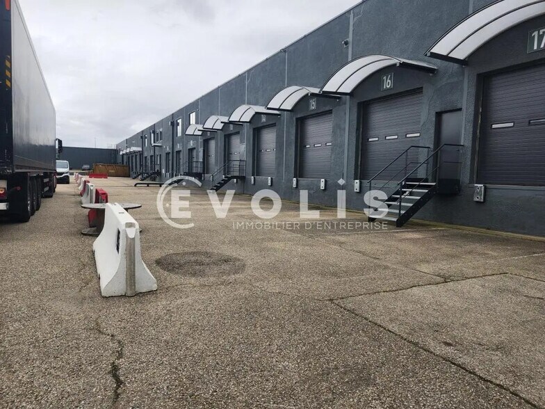 Local d’activités dans Corbas à louer - Photo de l’immeuble – Image 3 sur 4