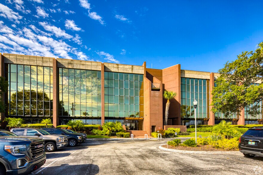 205 S Hoover Blvd, Tampa, FL à louer - Photo de l’immeuble – Image 2 sur 13