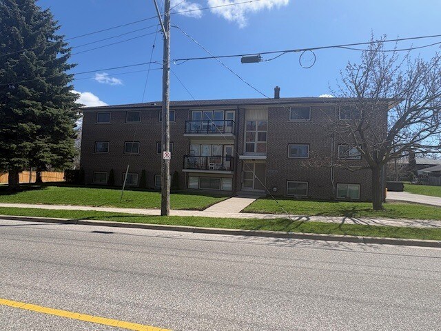 300 Athol St, Whitby, ON à vendre - Photo principale – Image 1 sur 5