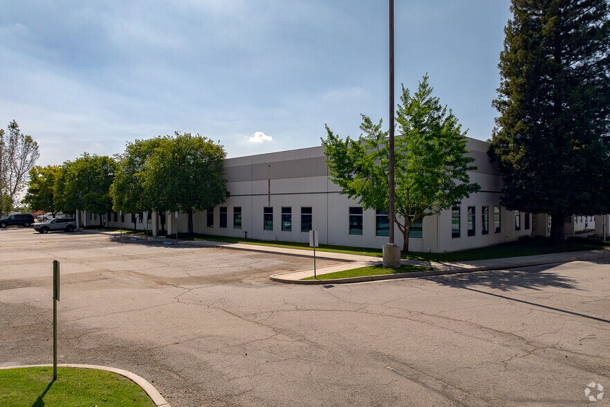 Class A Flex Office/Warehouse portefeuille de 2 biens à vendre sur LoopNet.fr - Photo principale – Image 1 sur 4