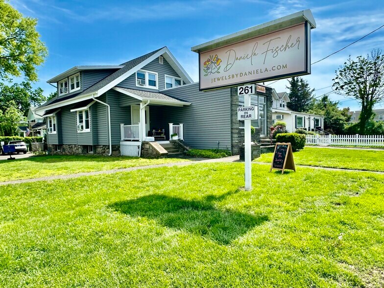 261 E Putnam Ave, Cos Cob, CT à louer - Photo de l’immeuble – Image 1 sur 16