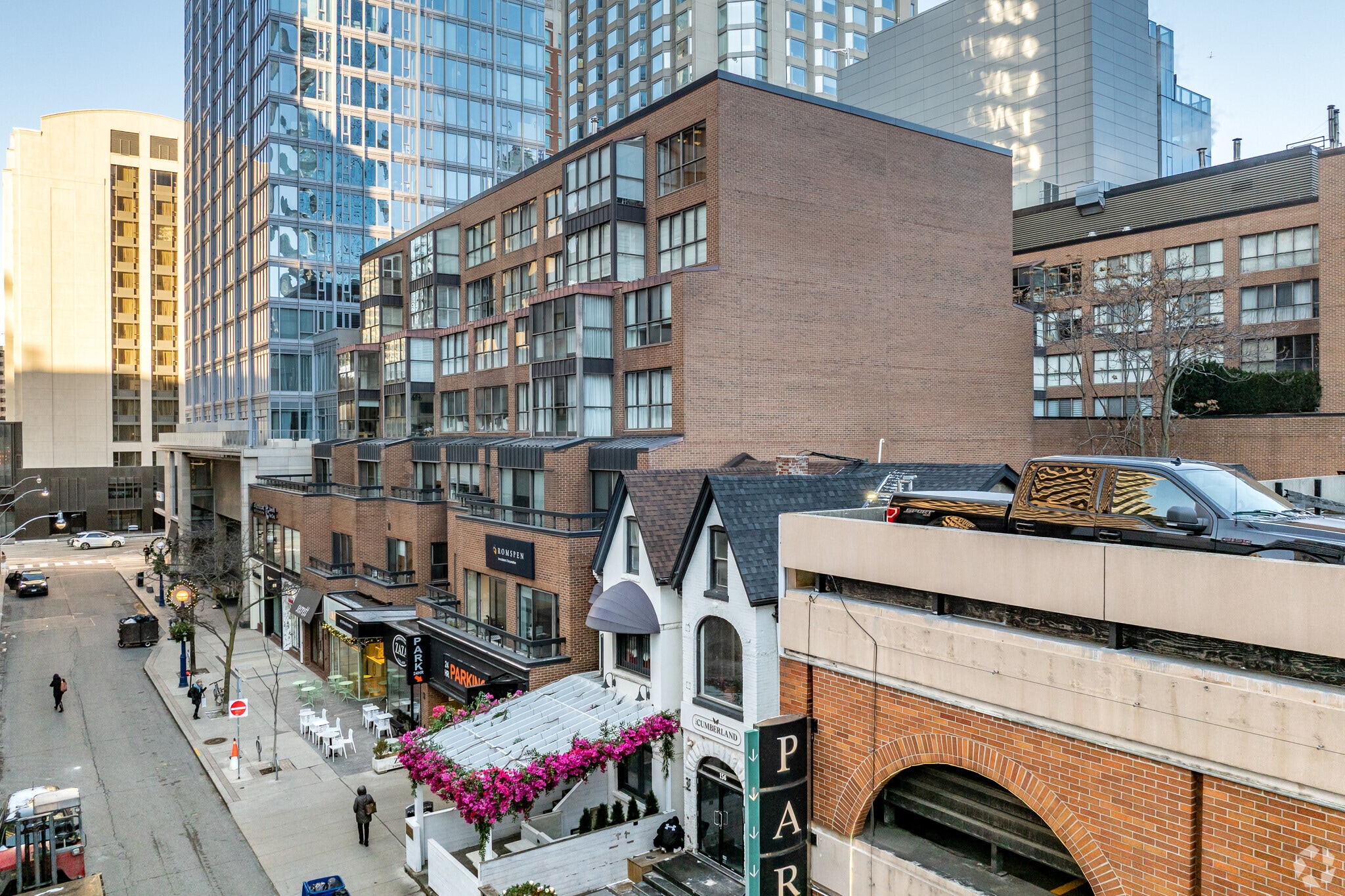 162-164 Cumberland St, Toronto, ON à louer Photo principale– Image 1 sur 3