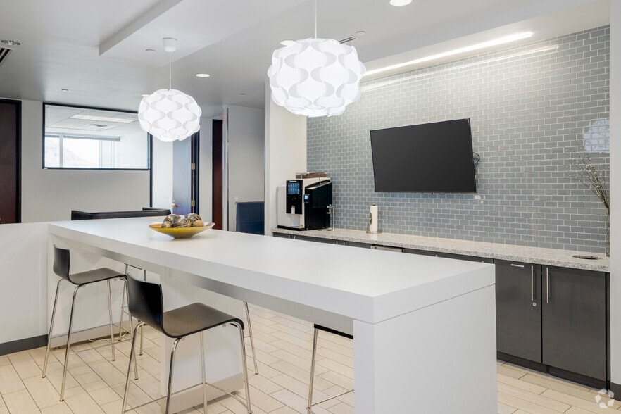 2415 E Camelback Rd, Phoenix, AZ à louer - Photo intérieure – Image 2 sur 39