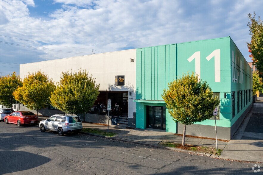 1033 SE Main St, Portland, OR à louer - Photo de l’immeuble – Image 1 sur 9