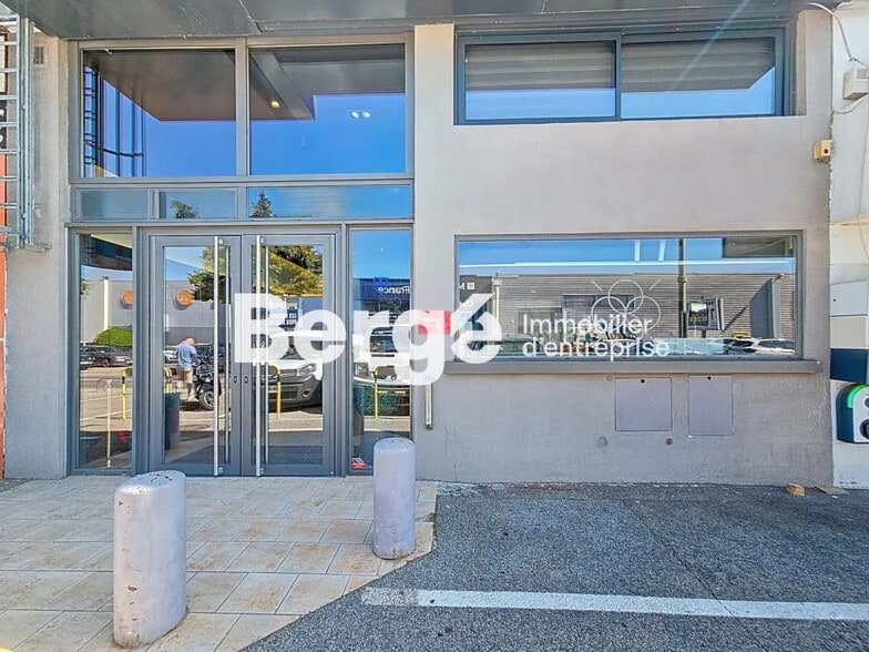 Local commercial dans Mandelieu-la-Napoule à louer - Photo de l’immeuble – Image 2 sur 11