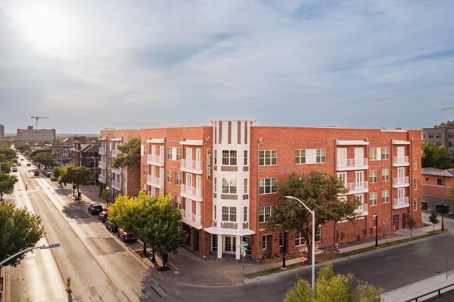 1066 W Magnolia Ave, Fort Worth, TX à vendre - Photo de l’immeuble – Image 2 sur 13