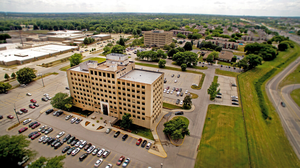 1200 Valley West Dr, West Des Moines, IA à louer - Photo de l’immeuble – Image 1 sur 11