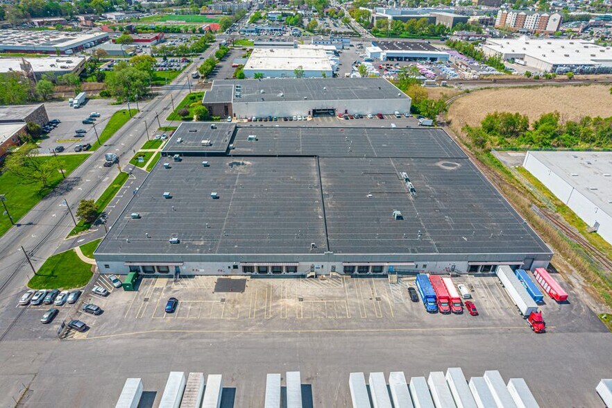 25 E Union Ave, East Rutherford, NJ à louer - Photo de l’immeuble – Image 1 sur 14