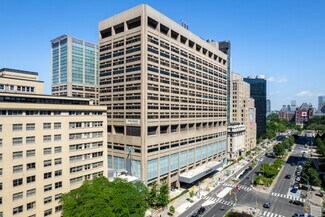Plus de détails pour 600 University Ave, Toronto, ON - Local commercial à louer