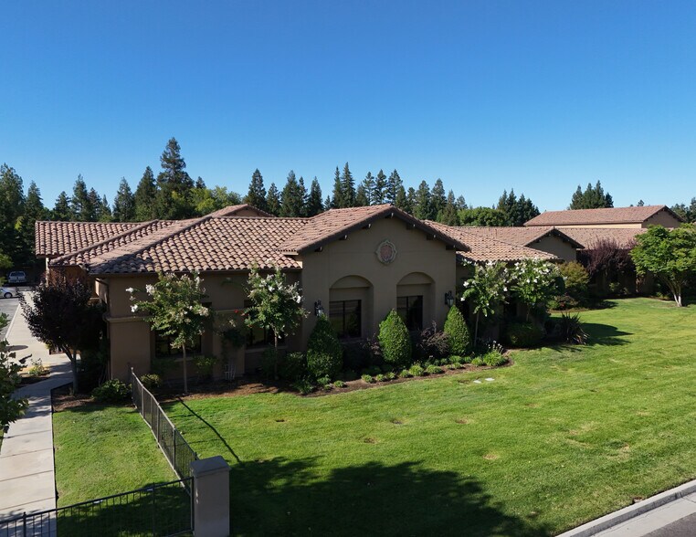 6873 N West Ave, Fresno, CA à louer - Photo de l’immeuble – Image 1 sur 4