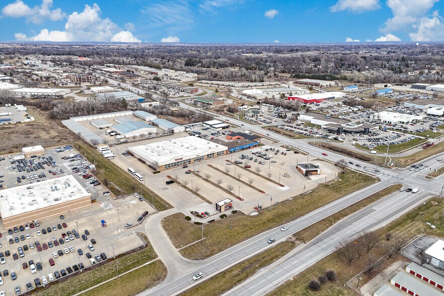 10121-10151 Hickman Rd, Urbandale, IA à louer - Photo de l’immeuble – Image 2 sur 6