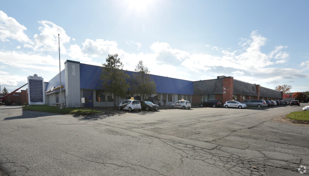 830-840 Industrial Ave, Ottawa, ON à louer - Photo de l’immeuble – Image 2 sur 7