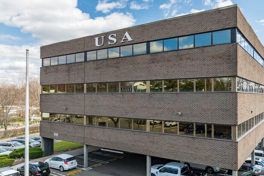 240 Frisch Ct, Paramus, NJ à louer - Photo de l’immeuble – Image 2 sur 7