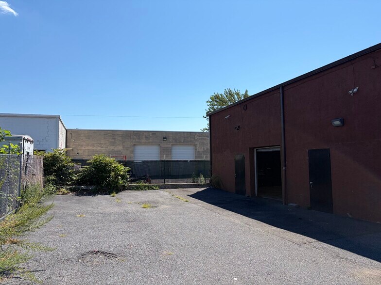 431 Broadway, West Babylon, NY à louer - Photo de l’immeuble – Image 2 sur 2