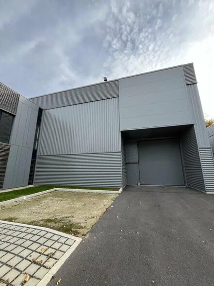 Local d'activités dans Chanteloup-en-Brie à vendre - Photo de l’immeuble – Image 1 sur 8