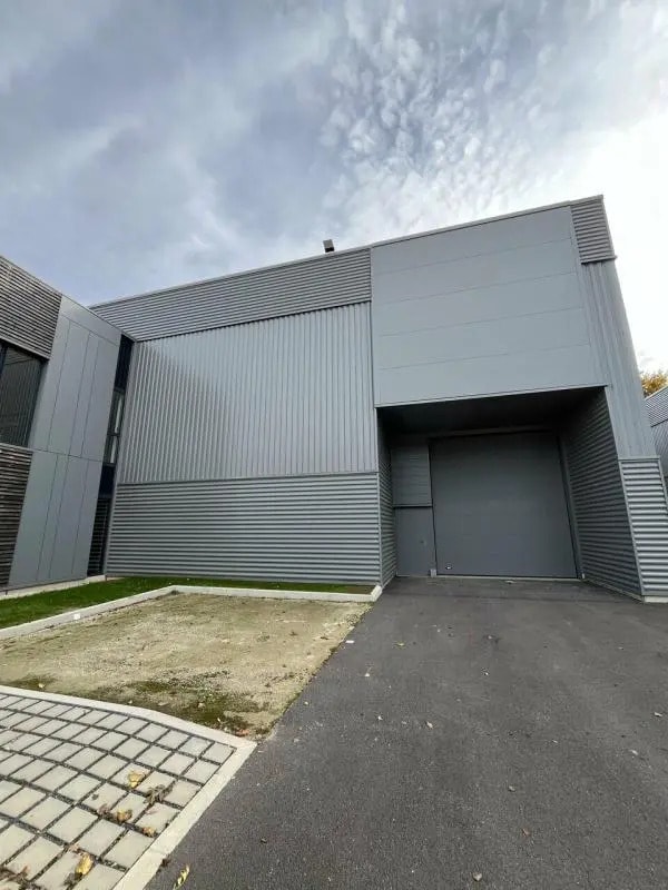 Local d'activités dans Chanteloup-en-Brie à vendre Photo de l’immeuble– Image 1 sur 9