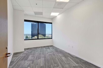 650 Town Center Dr, Costa Mesa, CA à louer Photo intérieure– Image 2 sur 9