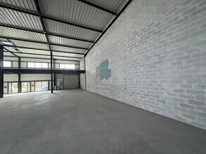 Local d’activités dans Le Thillay à louer Photo de l’immeuble– Image 1 sur 6