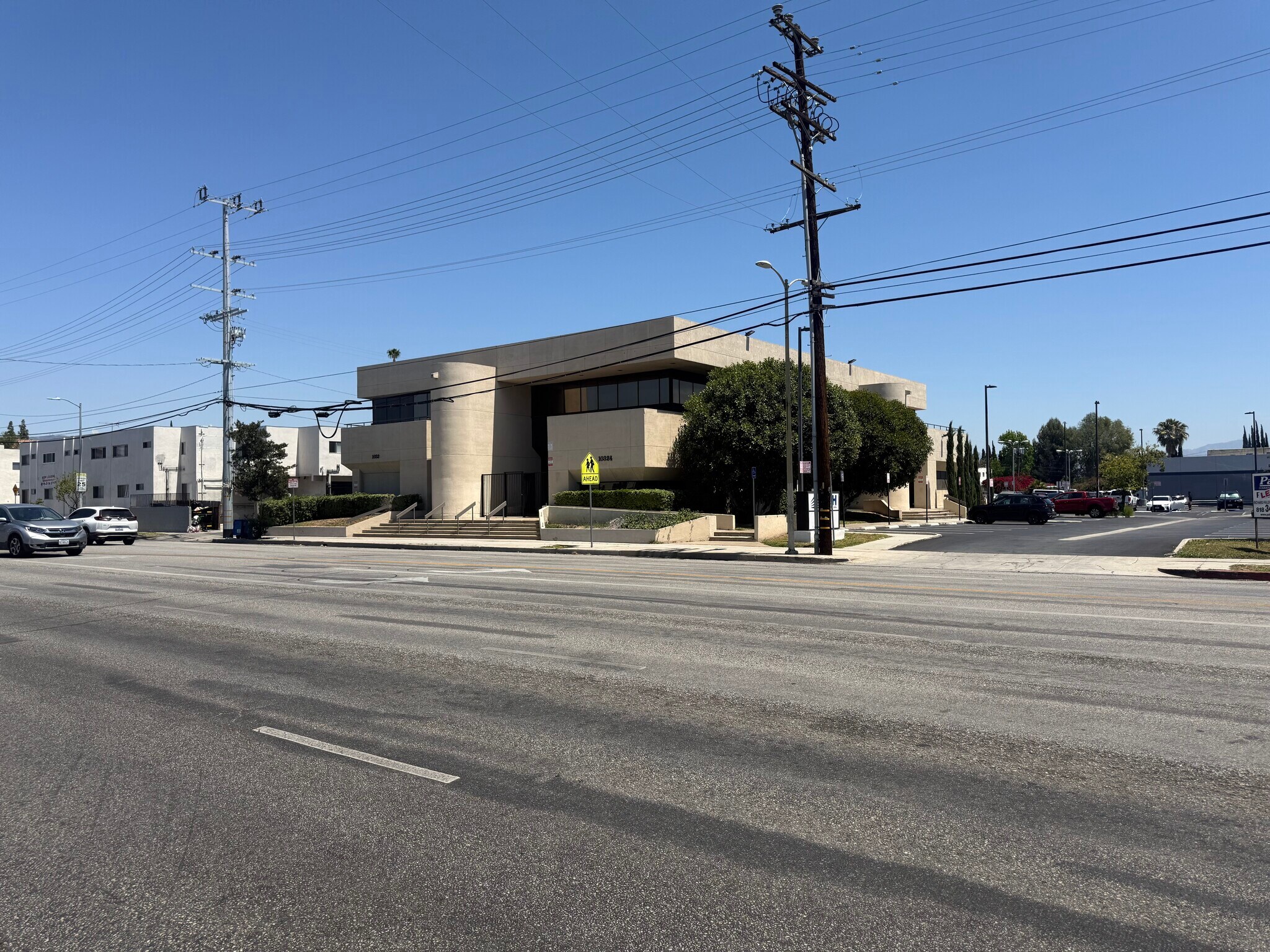 10324 Balboa Blvd, Granada Hills, CA à louer Photo principale– Image 1 sur 2