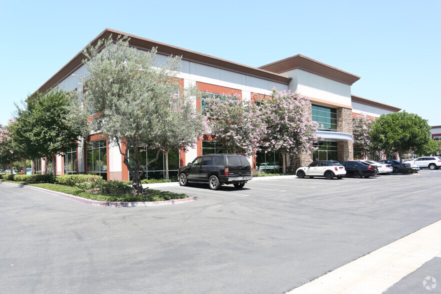 1432 Edinger Ave, Tustin, CA à louer - Photo de l’immeuble – Image 3 sur 14