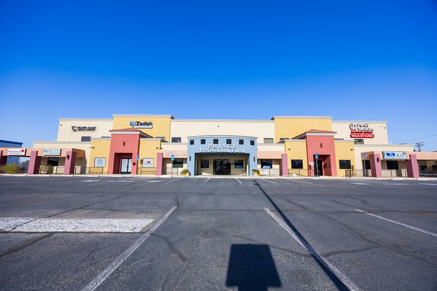 1503 N Imperial Ave, El Centro, CA à vendre - Photo de l’immeuble – Image 2 sur 27