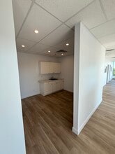 2120 Rue Sherbrooke E, Montréal, QC à louer Photo intérieure– Image 2 sur 4