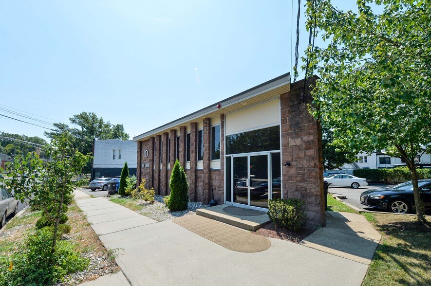 10 W Ivy Ln, Englewood, NJ à louer - Photo de l’immeuble – Image 2 sur 13