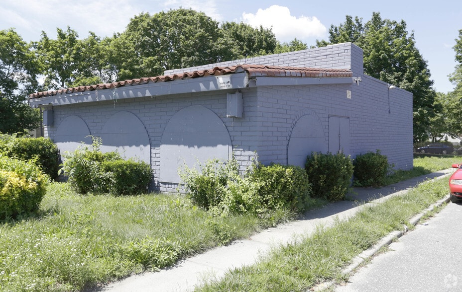 336 Larkfield Rd, East Northport, NY à vendre - Photo principale – Image 2 sur 26