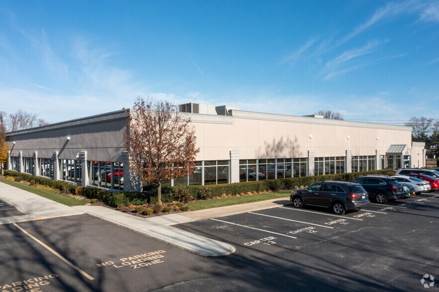 576 Broadhollow Rd, Melville, NY à louer - Photo de l’immeuble – Image 2 sur 4