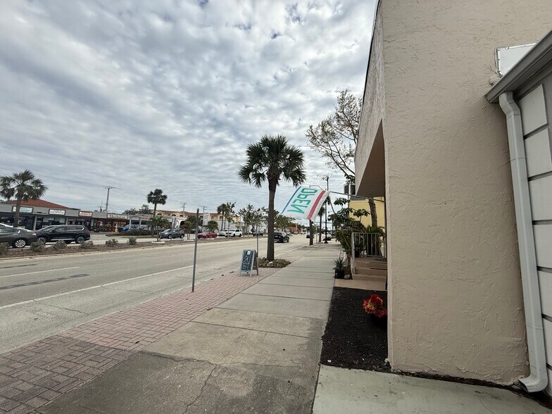 520 E Venice Ave, Venice, FL à louer - Photo de l’immeuble – Image 2 sur 11